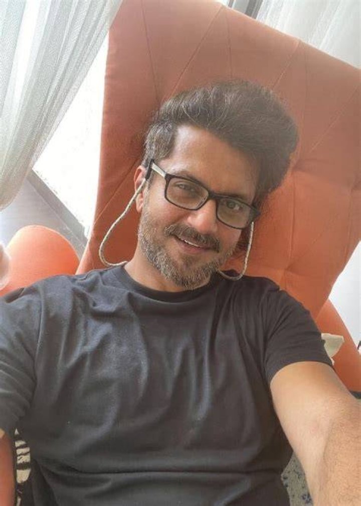 Aamir Dalvi as seen while smiling in a Saturday selfie in April 2021