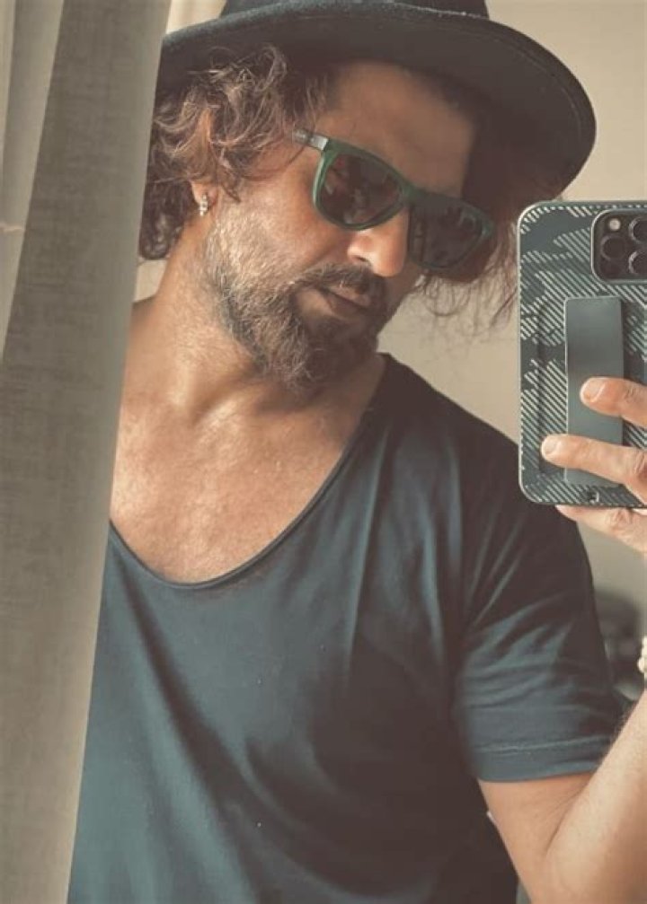 Aamir Dalvi in a mirror selfie in August 2022