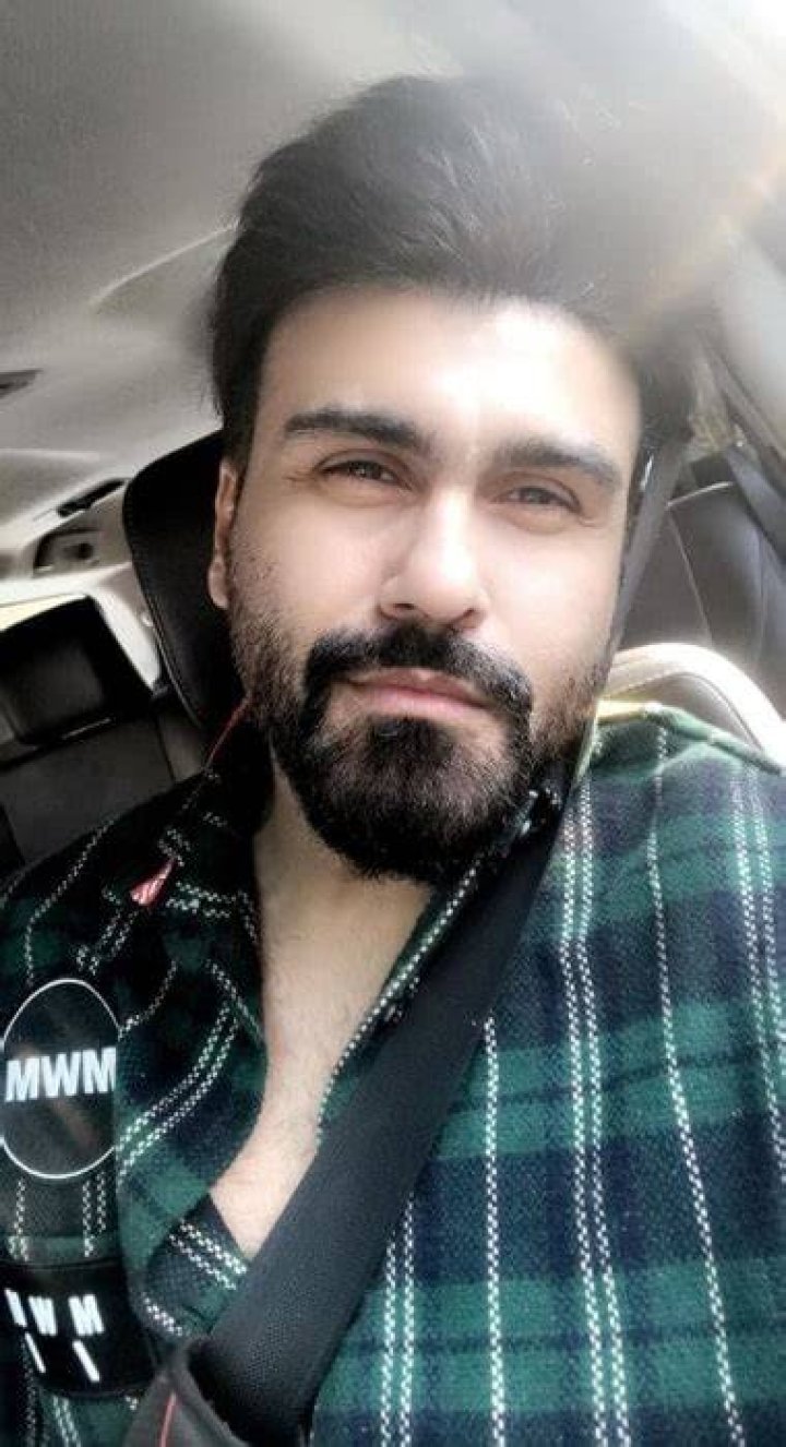 Aarya Babbar sharing his selfie in November 2021