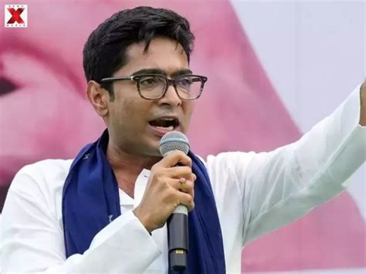 Abhishek Banerjee as seen while taking a selfie with Tina Noronha in 2019
