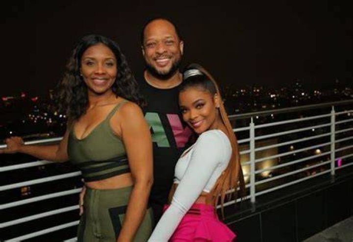 Ajiona Alexus with her parents in April 2018