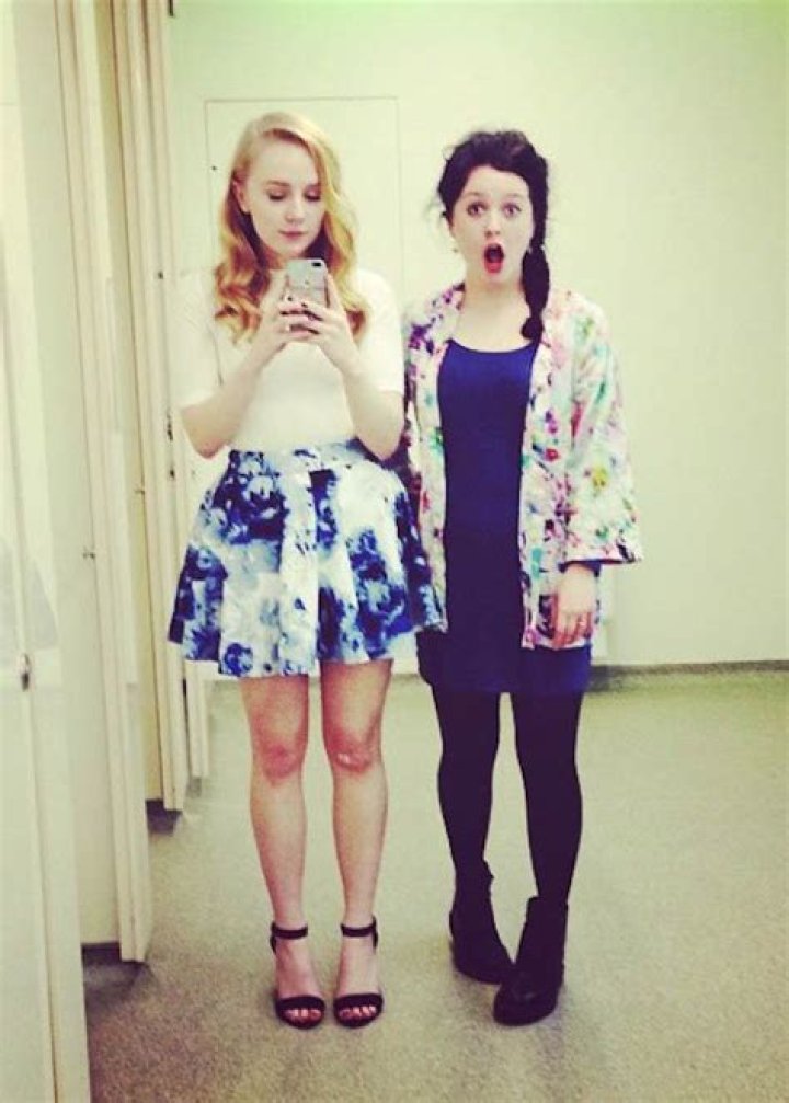 Alexa Davies in a mirror selfie with a friend in March 2015
