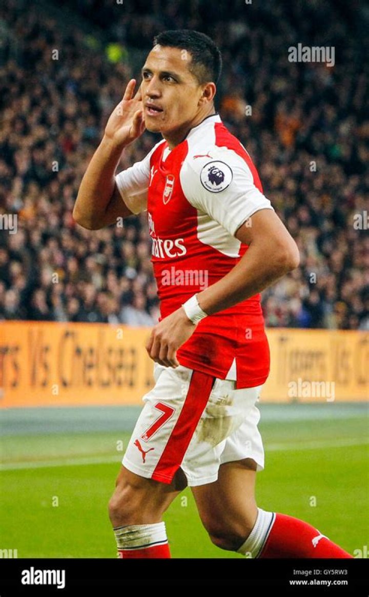 Alexis Sanchez celebrates scoring goal Barcelona La Liga match 2014