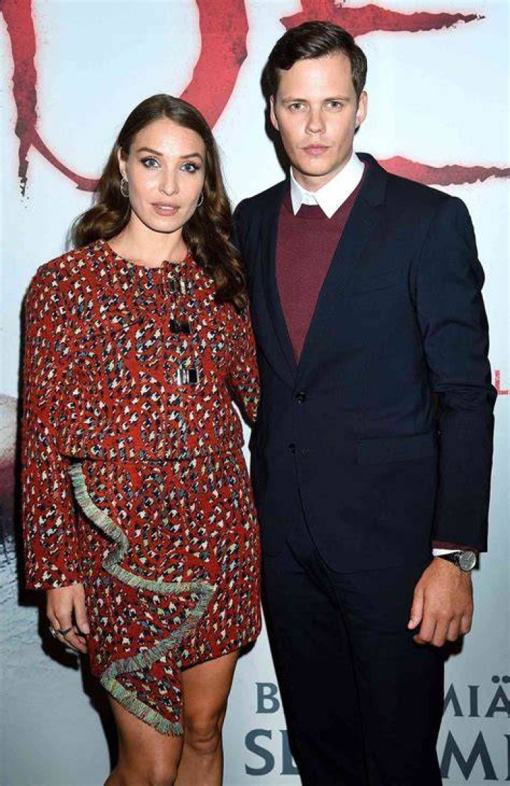 Alida Morberg smiling for a picture alongside Bill Skarsgård in Sri Lanka