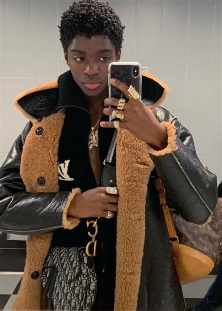 Alton Mason in a mirror selfie at Paris A&eacute;roport - Charles de Gaulle (CDG) in January 2019