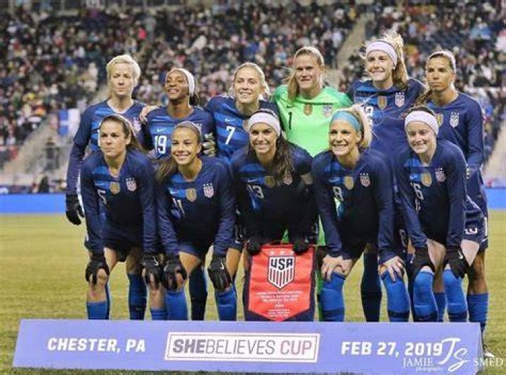 Alyssa posing with her teammates for their match against Japan at the 2019 SheBelieves Cup