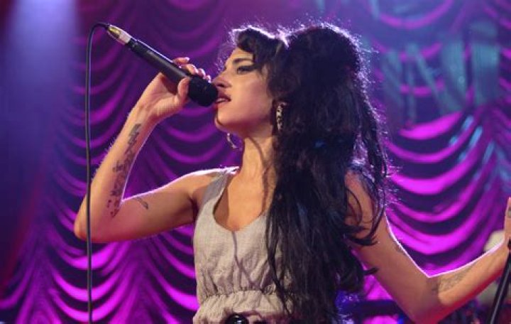 Amy Winehouse singing