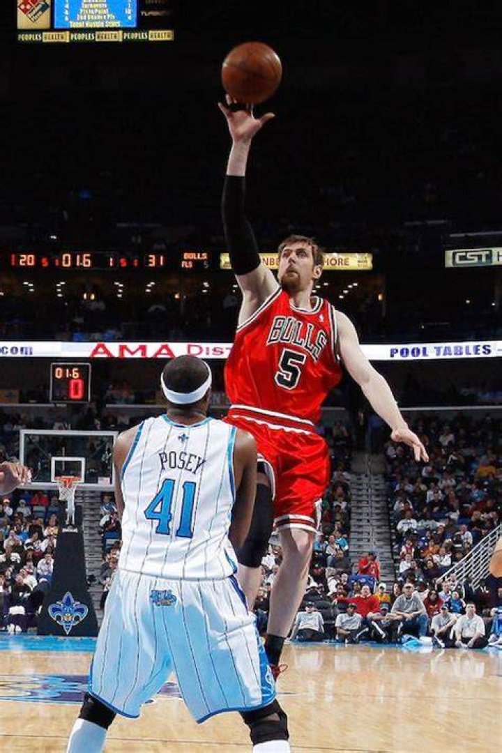 Andres Nocioni shooting the floater over James Posey in a match between Chicago Bulls and New Orleans Hornets on February 4, 2009
