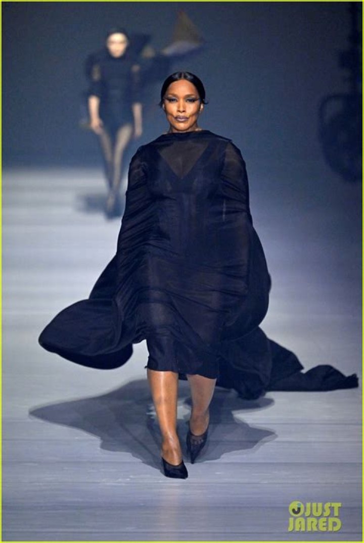 Angela Bassett walking the runway for the Heart Truth campaign in January 2008