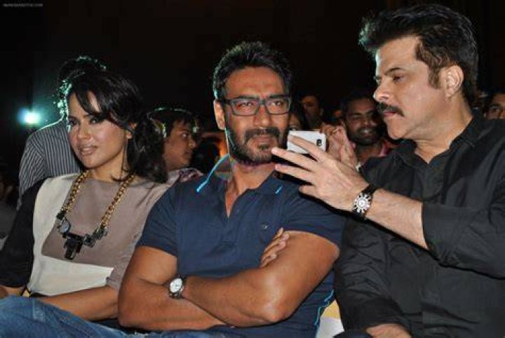 Anil Kapoor, Ajay Devgn, Sameera Reddy at Tezz promotional bus ride in April 2012