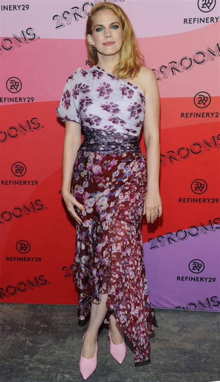 Anna Chlumsky in floral dress out in Beverly Hills in January 2016