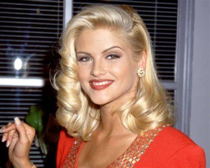 Anna Nicole Smith on the red carpet for 2005 MTV Video Music Awards