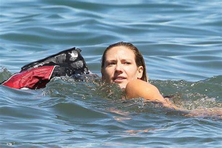 Anna Torv in bikini