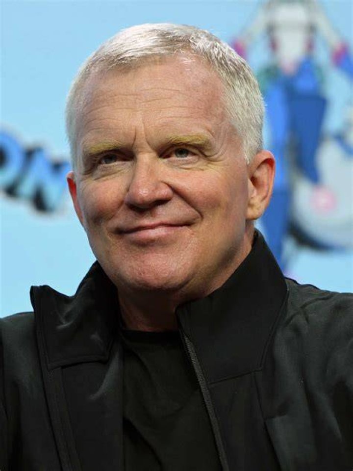 Anthony Michael Hall speaking at the 2017 Phoenix Comicon in Phoenix, Arizona