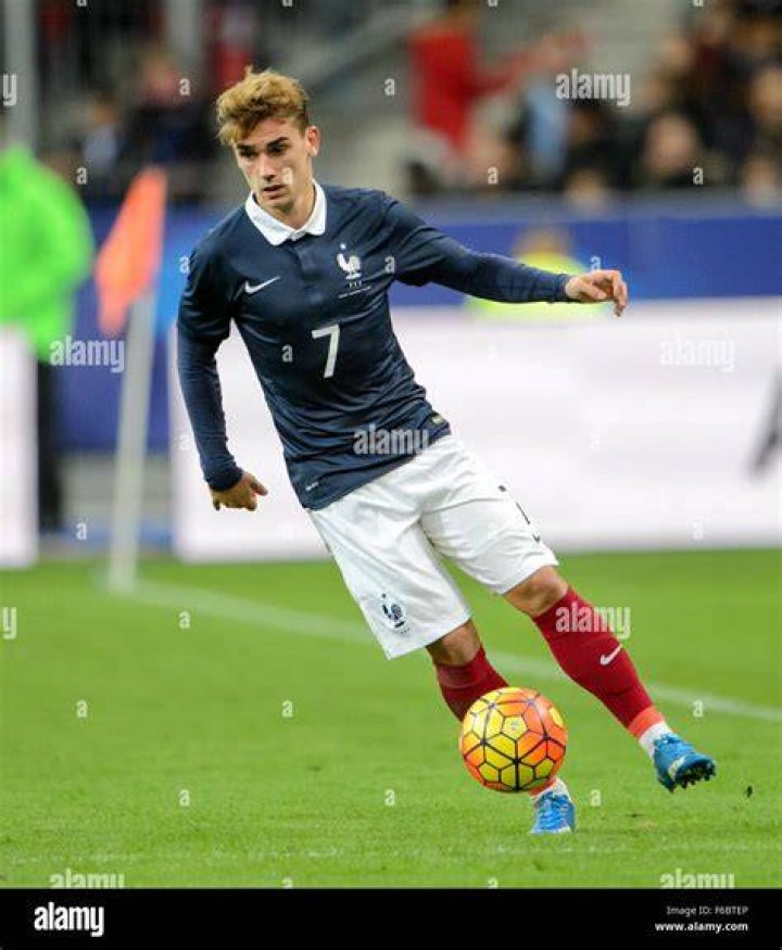 Antoine Griezmann in action during a match between Atletico Madrid and FC Bayern Munich on April 27, 2016 in Madrid
