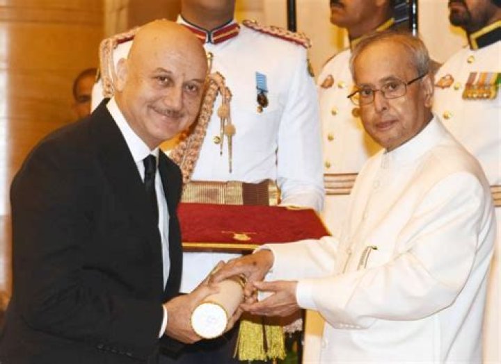 Anupam Kher receiving the Padma Shri Award from Dr. A.P.J Abdul Kalam in June 2004