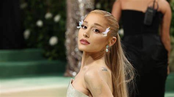 Ariana Grande looking chic in this pic after getting her hair done from Chris Appleton in October 2017