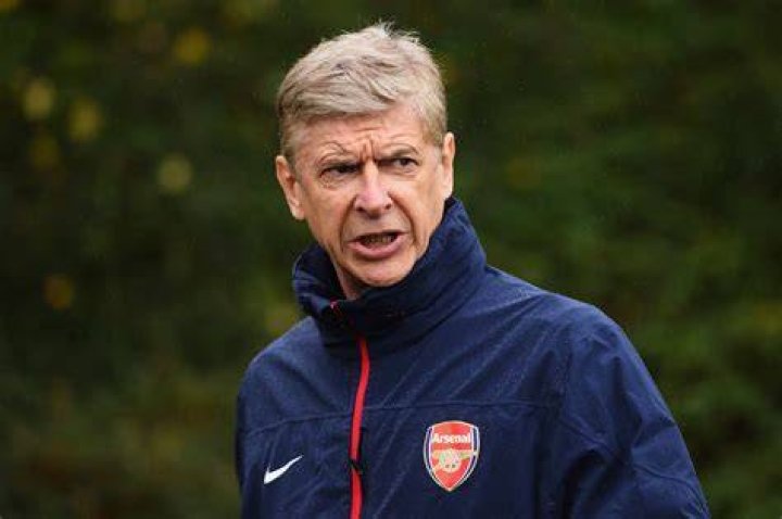 Ars&egrave;ne seen during Arsenal's FA Cup Parade in 2015