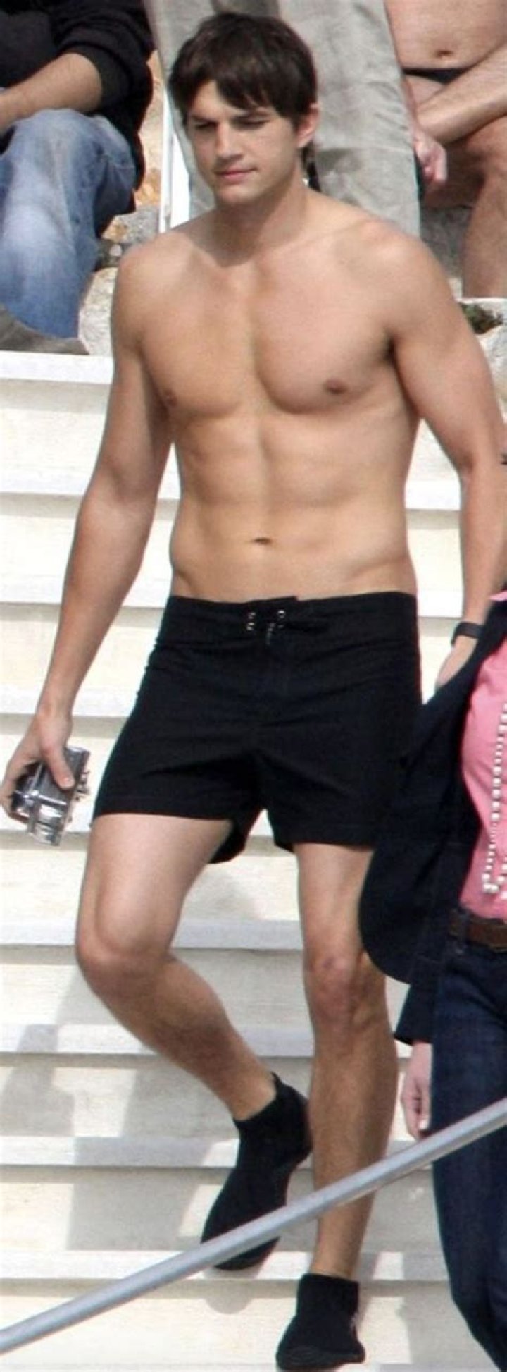 Ashton-Kutcher-body-chest-arms-size