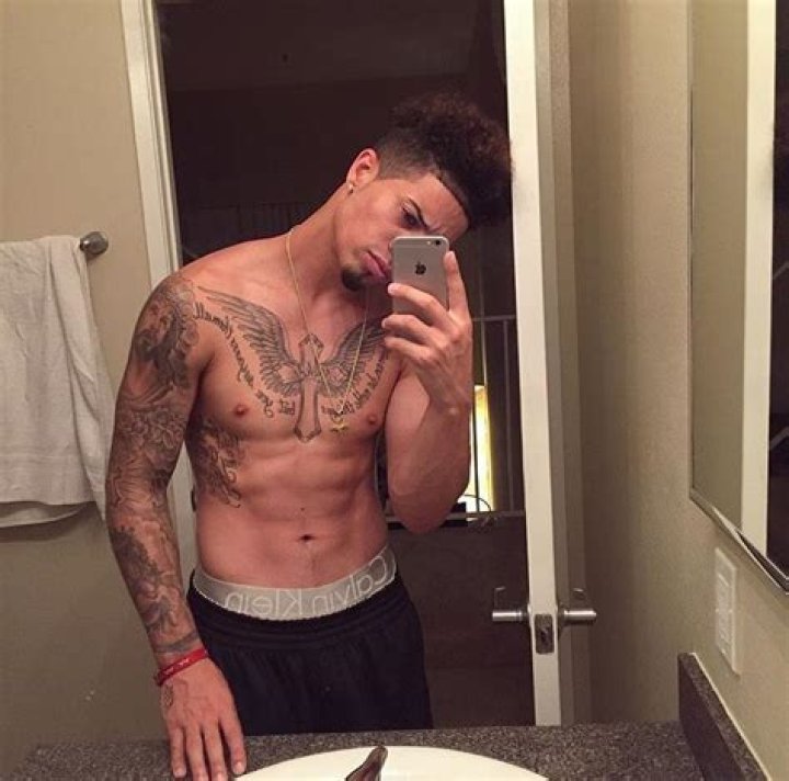 Austin McBroom shirtless in a selfie in June 2016