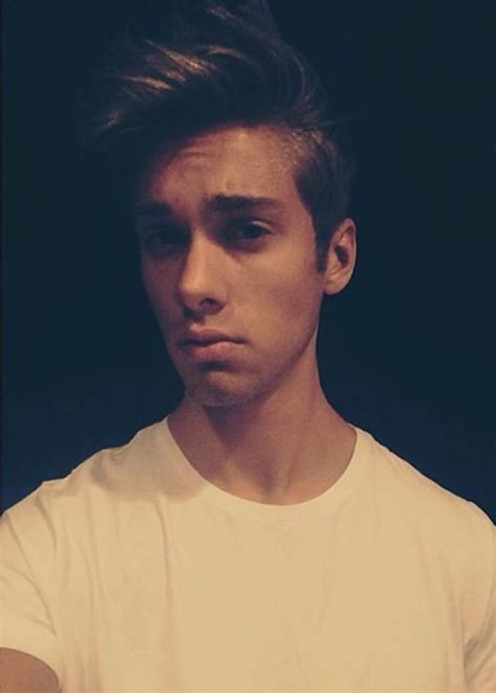 Austin North showing his hair in May 2014 selfie
