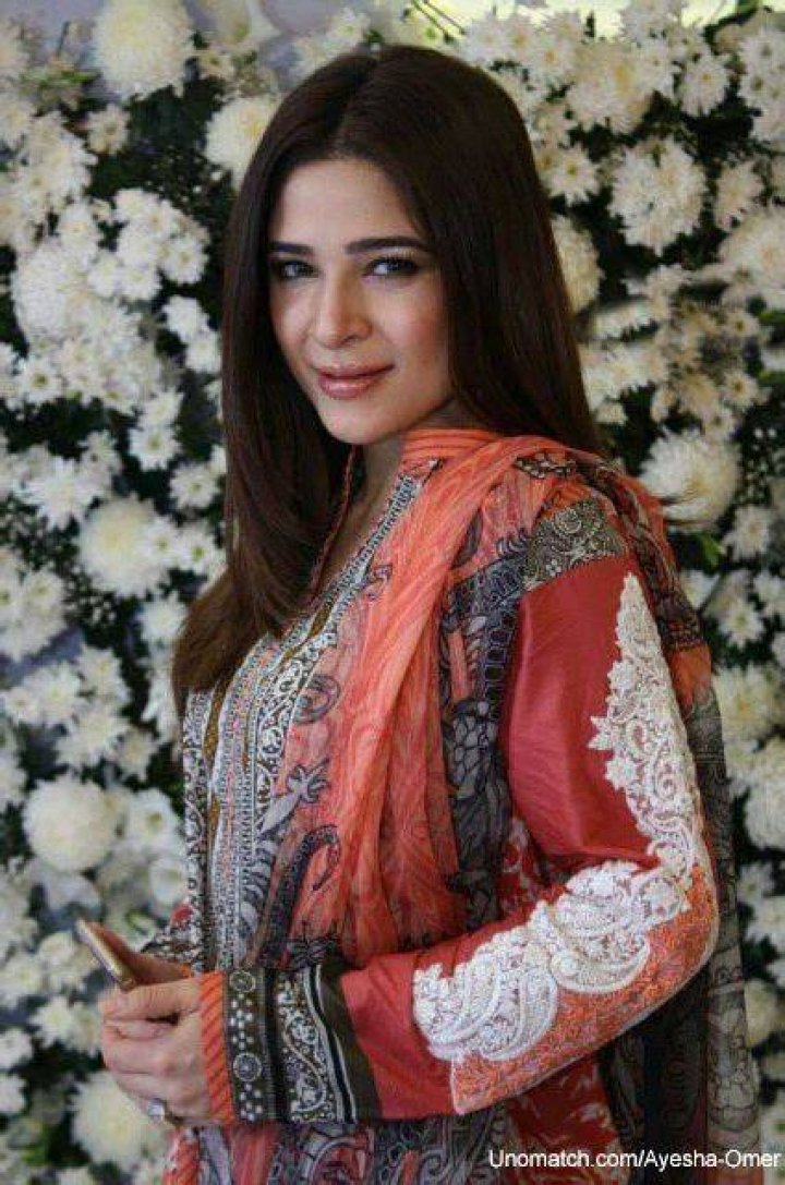 Ayesha Omer (Left) in a selfie with Fatima Hasan