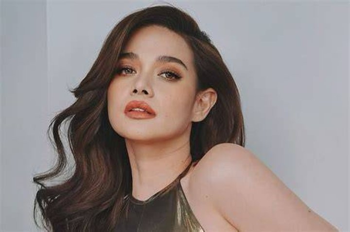 Bea Alonzo as seen while smiling in a picture in 2010