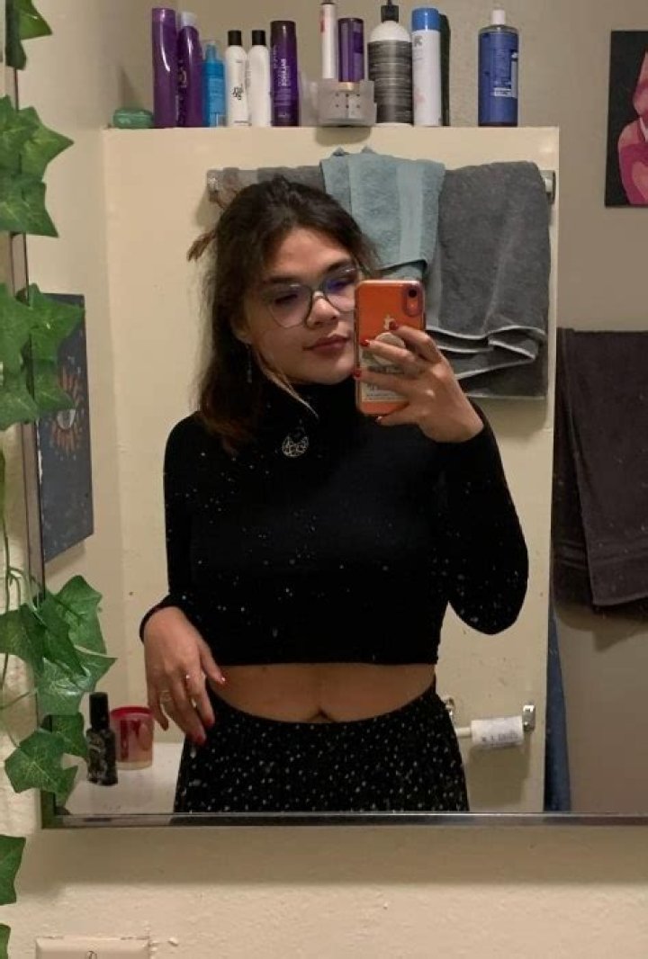 Belissa Escobedo clicking a mirror selfie in December 2020