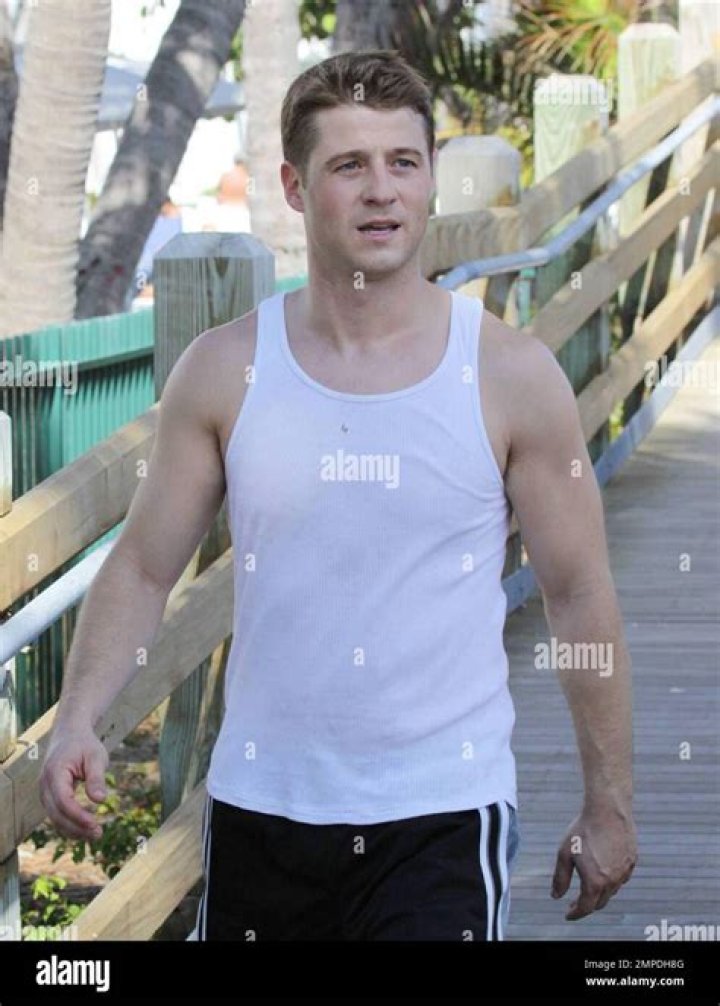Ben McKenzie out on a jog at Miami Beach in November 2016