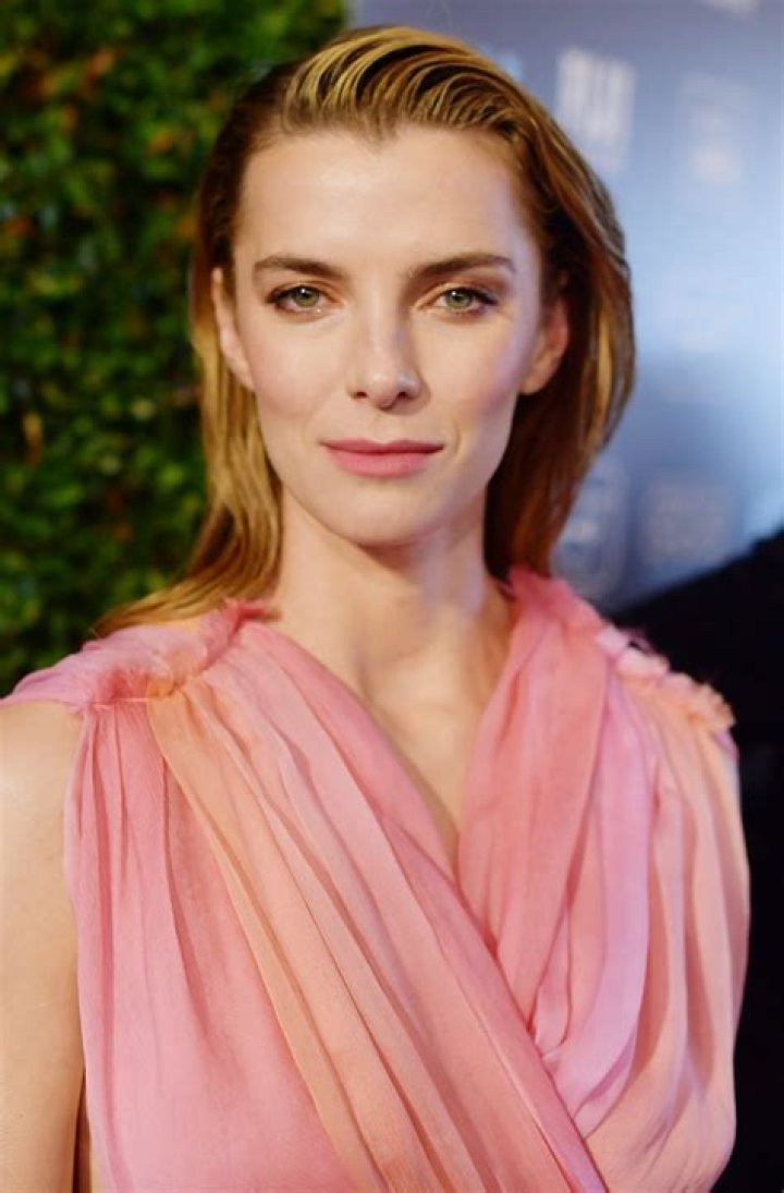 Betty Gilpin looks stunning in a black dress