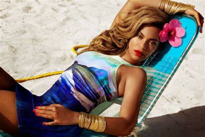Beyonce Knowles flashes bikini H & M Magazine 2013