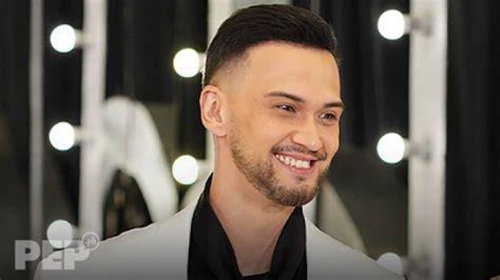 Billy Crawford taking a mirror selfie along with Coleen Garcia at Smart Araneta Coliseum in Quezon City, Philippines in April 2019