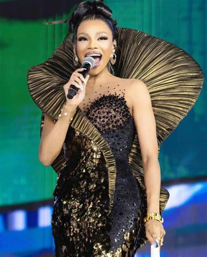Bonang Matheba taking a selfie before hosting the 3rd Annual All Africa Music Awards in 2016