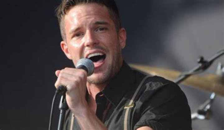 Brandon Flowers singing for The Killers Day & Age World Tour in February 2009