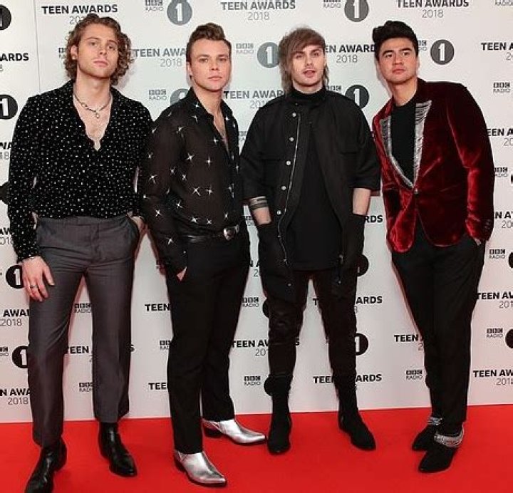 Calum Hood height