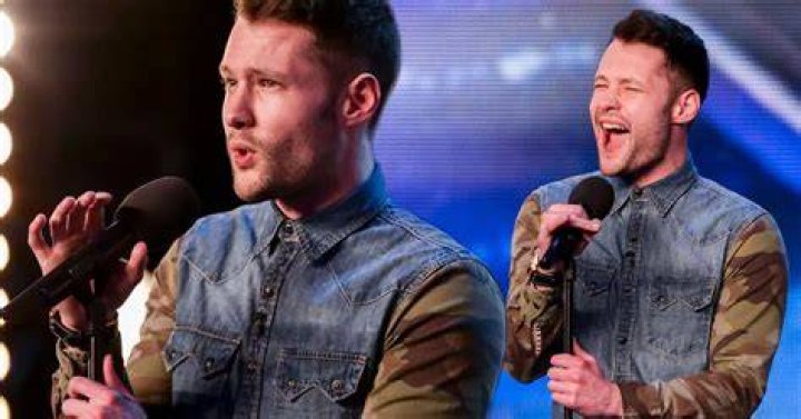 Calum Scott in a mirror selfie in June 2018