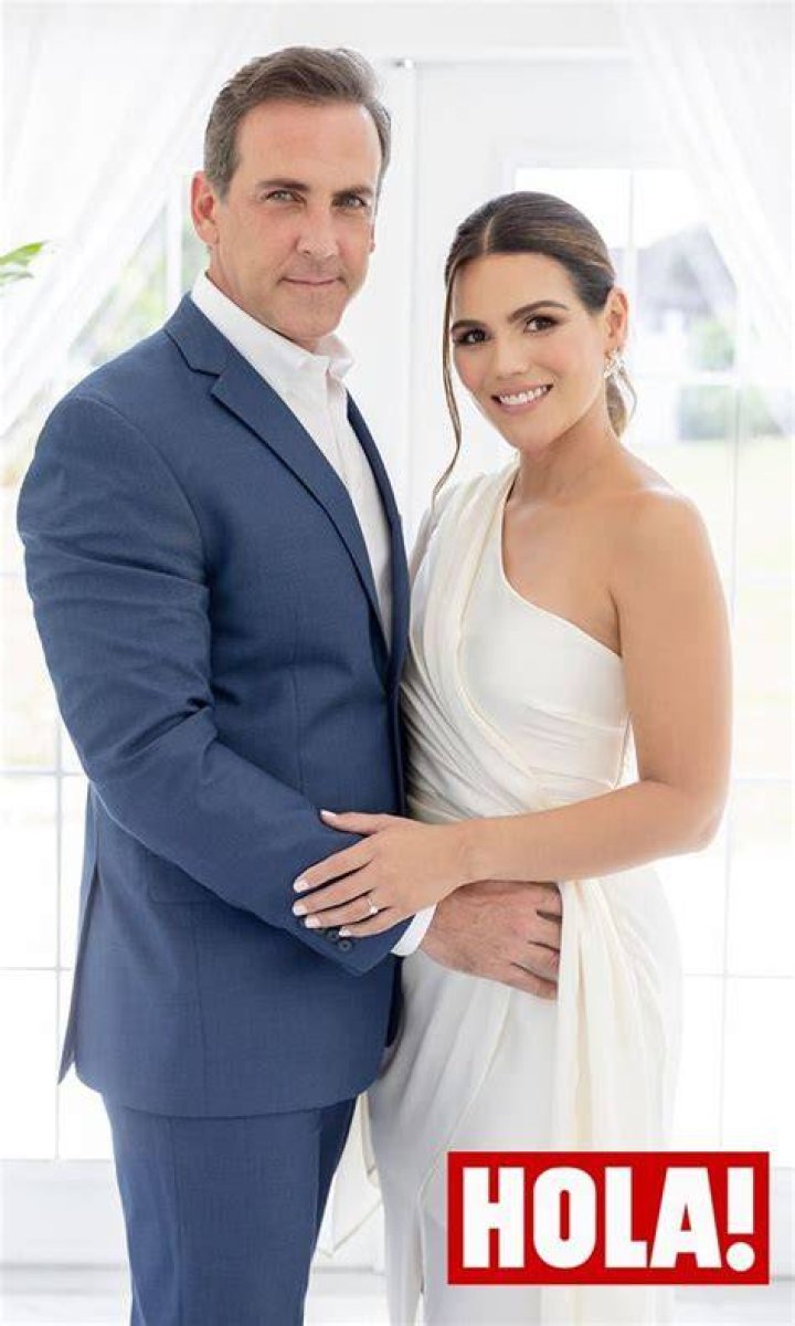 Carlos Ponce and Karina Banda as seen in an Instagram post in March 2021
