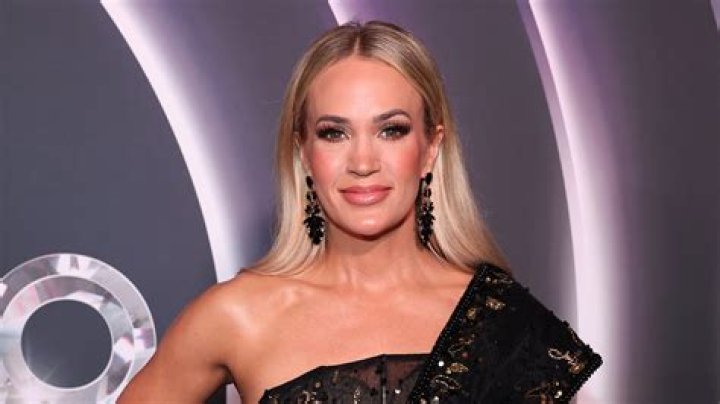 Carrie Underwood with a huge cake