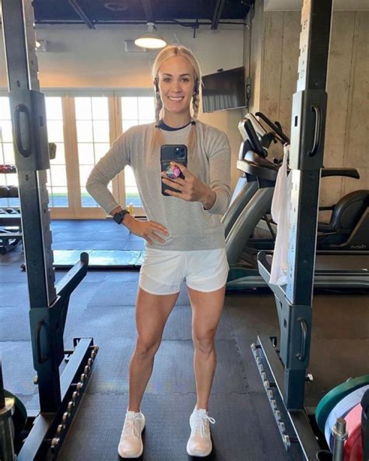 Carrie Underwood workout selfie