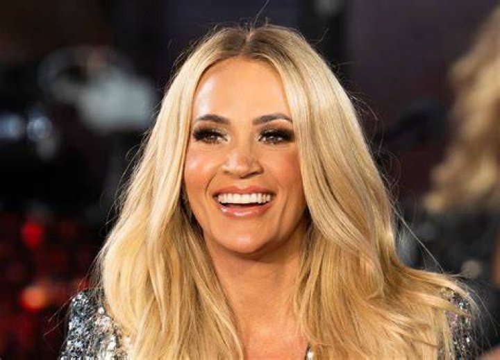 Carrie Underwood works out at the opening of Dick's Sporting Goods at Baybrook Mall