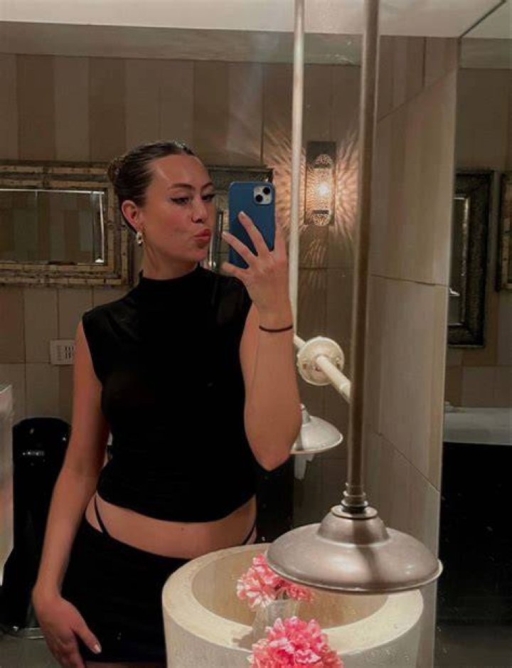 Cazzu taking a mirror selfie in August 2021