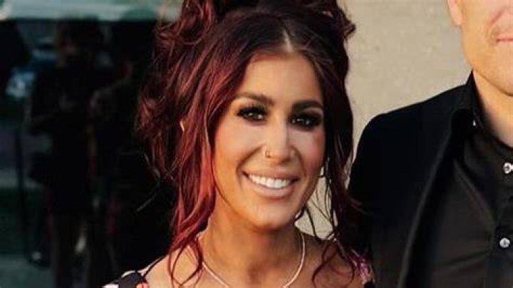 Chelsea Houska showing her trim waist