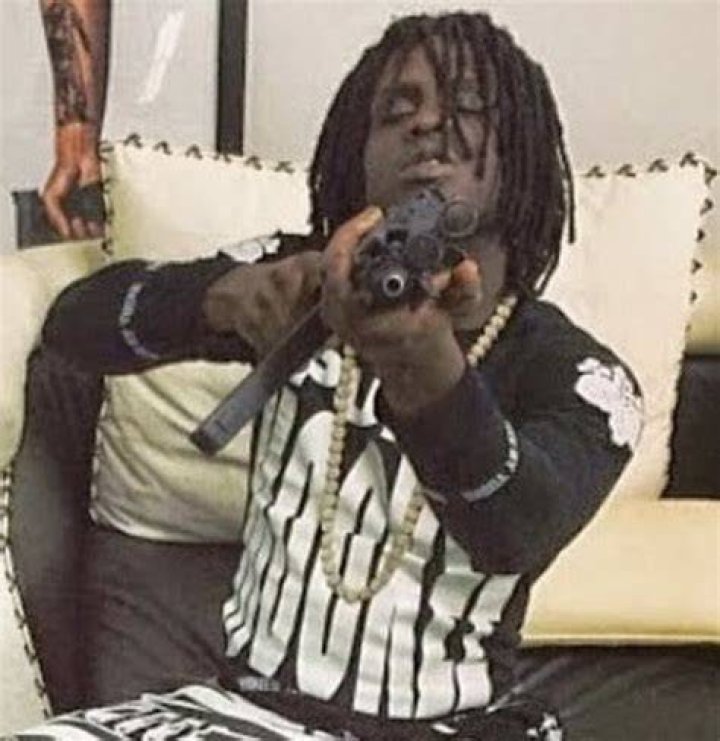Chief Keef showing his gun in Paris