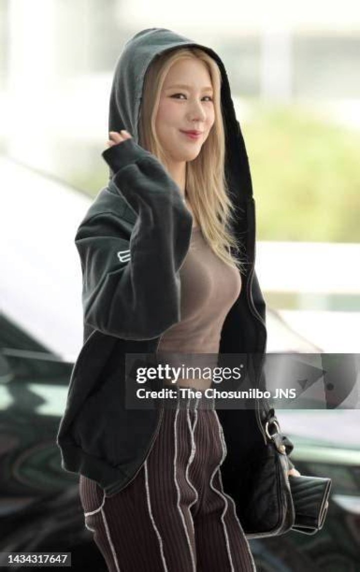 Cho Mi-yeon as seen while waving during an event in June 2018