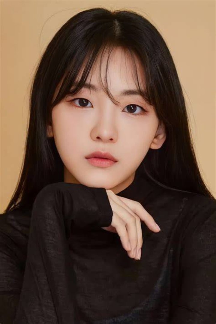 Cho Yi-hyun posing for a picture in November 2021