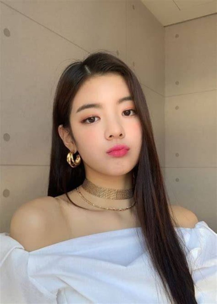 Choi Jisu as seen in a picture taken while eating gummy worms in her private spot in August 2019