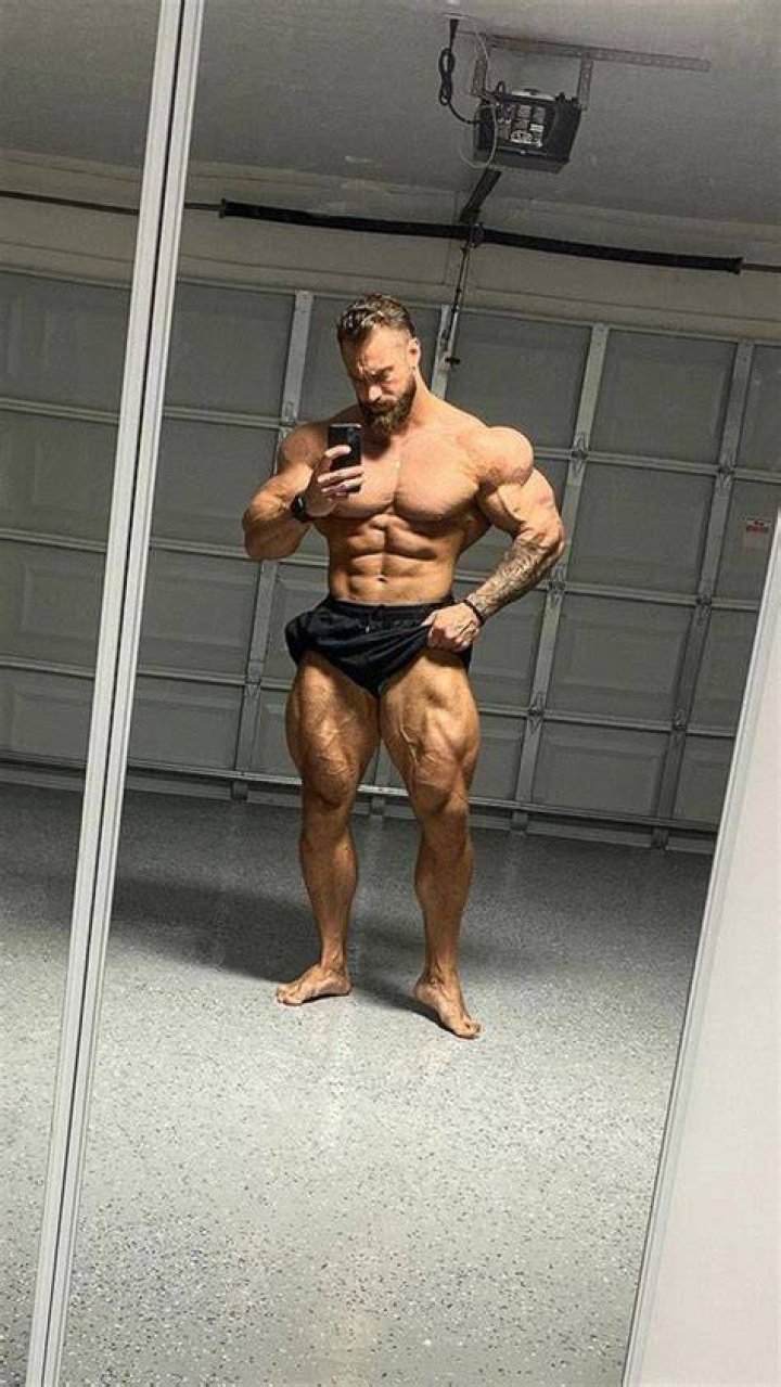 Chris Bumstead in a selfie in December 2019