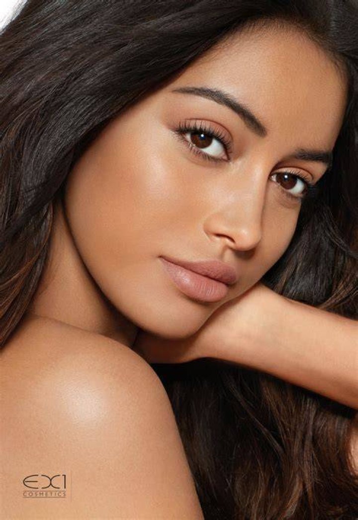 Cindy Kimberly promoting EX1 Cosmetics in a selfie in March 2018