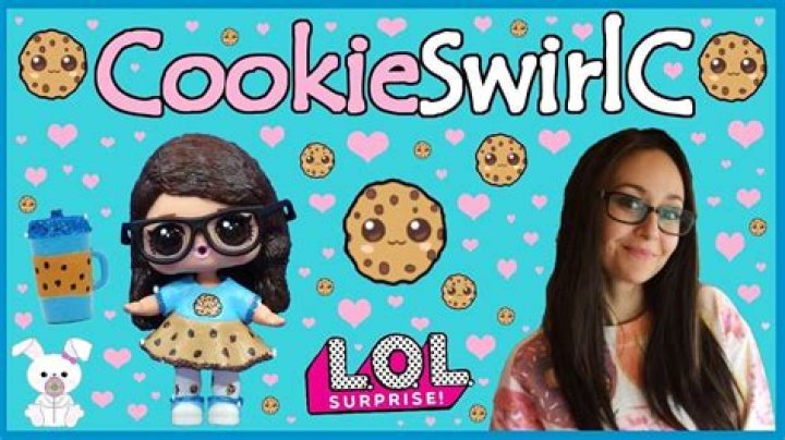 CookieSwirlC in a selfie in September 2017