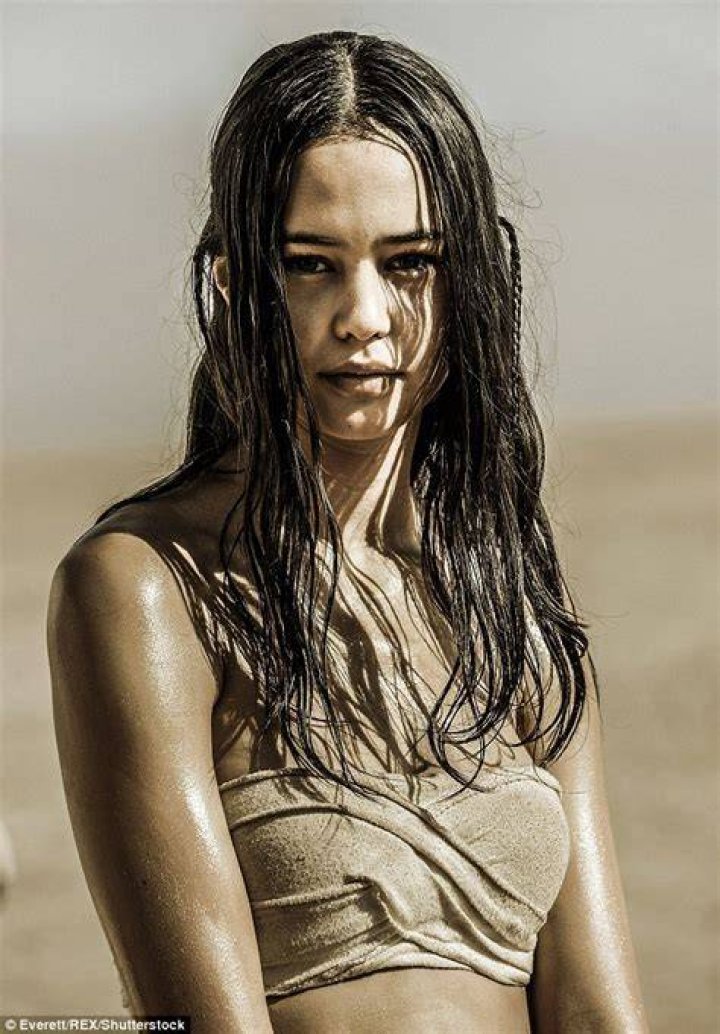 Courtney Eaton poses for Bonds active wear campaign shot in Australia in January 2016